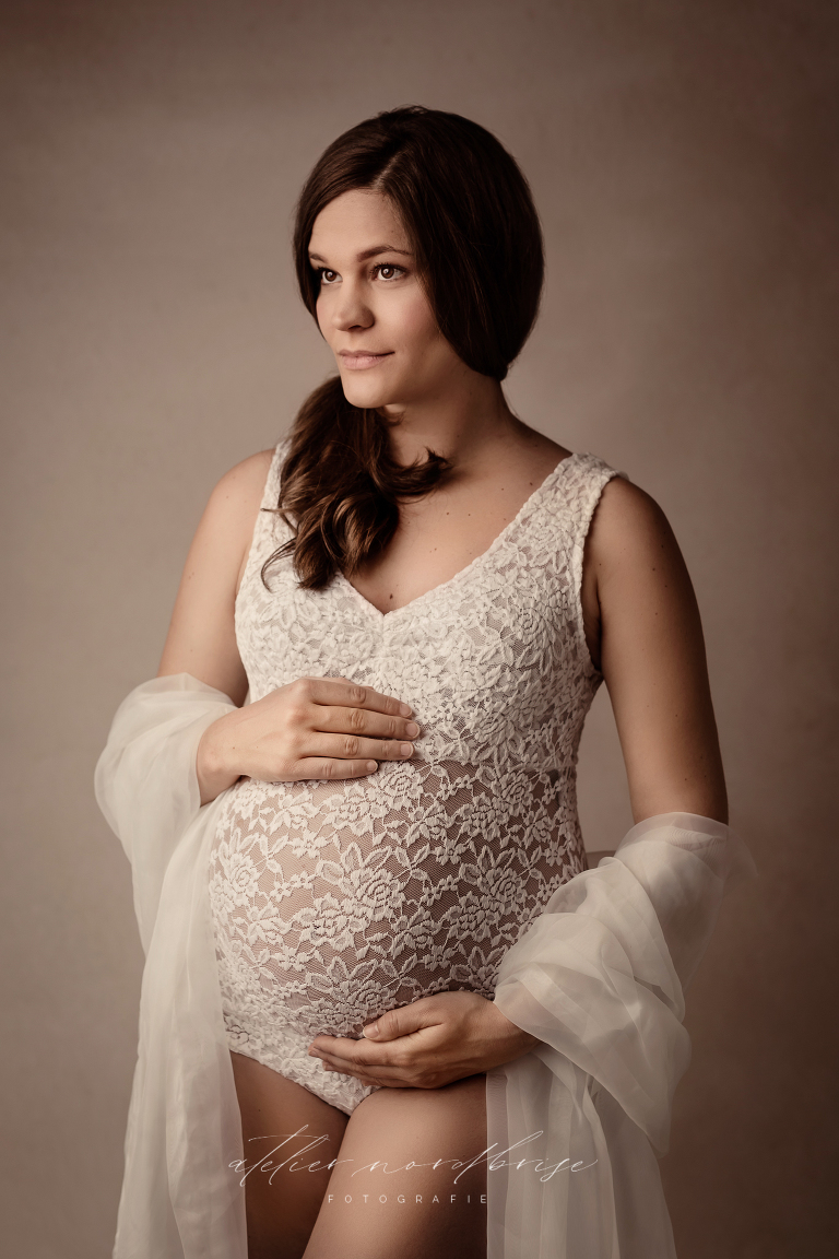 Fine Art Babybauchshooting in Nöchling im wunderschönen Niederösterreich | Atelier nordbrise Fotografie | Natürliche einzigartige Babybauchfotos im Raum Melk | Neugeborenenfotograf Babyfotograf Familienfotograf Babybauchfotografie Neugeborenenfotografie